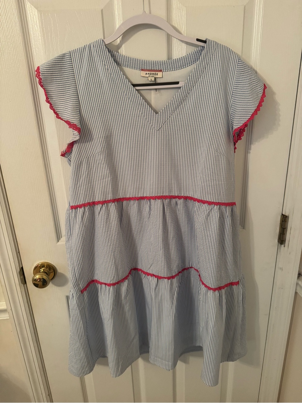 ANDRÉE BY UNIT Light Blue and White Striped V-Neck Blouse with Pink Neck Trim